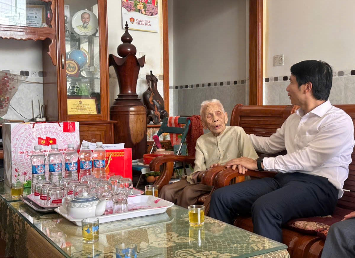 Ông Nguyễn Ngọc Lương, Chủ tịch Ủy ban MTTQ Việt Nam tỉnh Gia Lai thăm hỏi, tặng quà cho người có công với cách mạng trên địa bàn. Ảnh: Đình Sang.