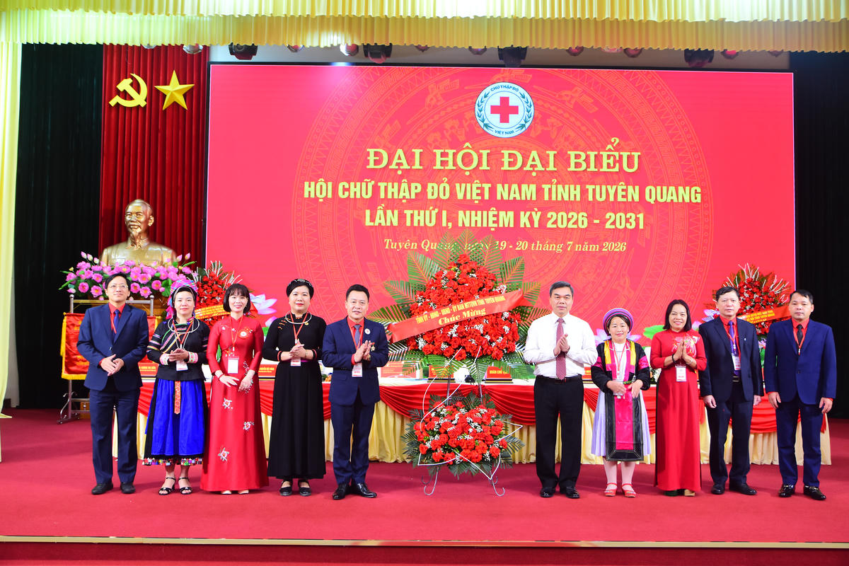 Lãnh đạo Tỉnh ủy Tuyên Quang tặng hoa chúc mừng Đại hội. Ảnh: Xuân Trường.
