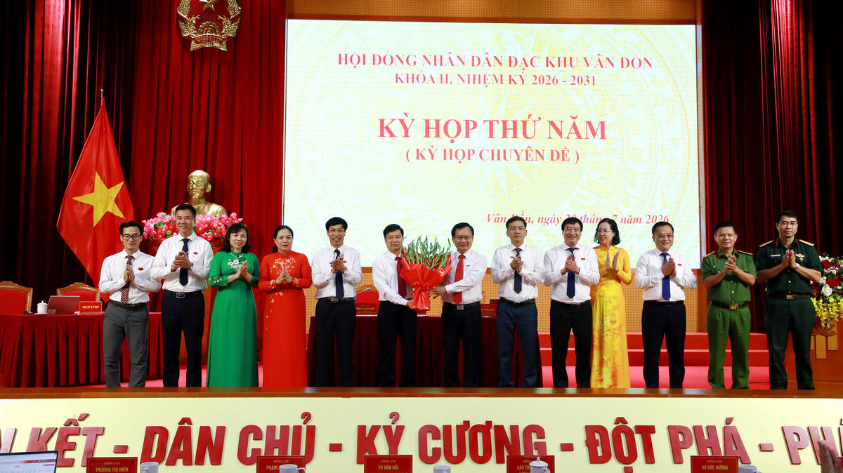 Ban Thường vụ đặc khu Vân Đồn tặng hoa chúc mừng tân Chủ tịch UBND đặc khu Vân Đồn Phạm Xuân Đài.