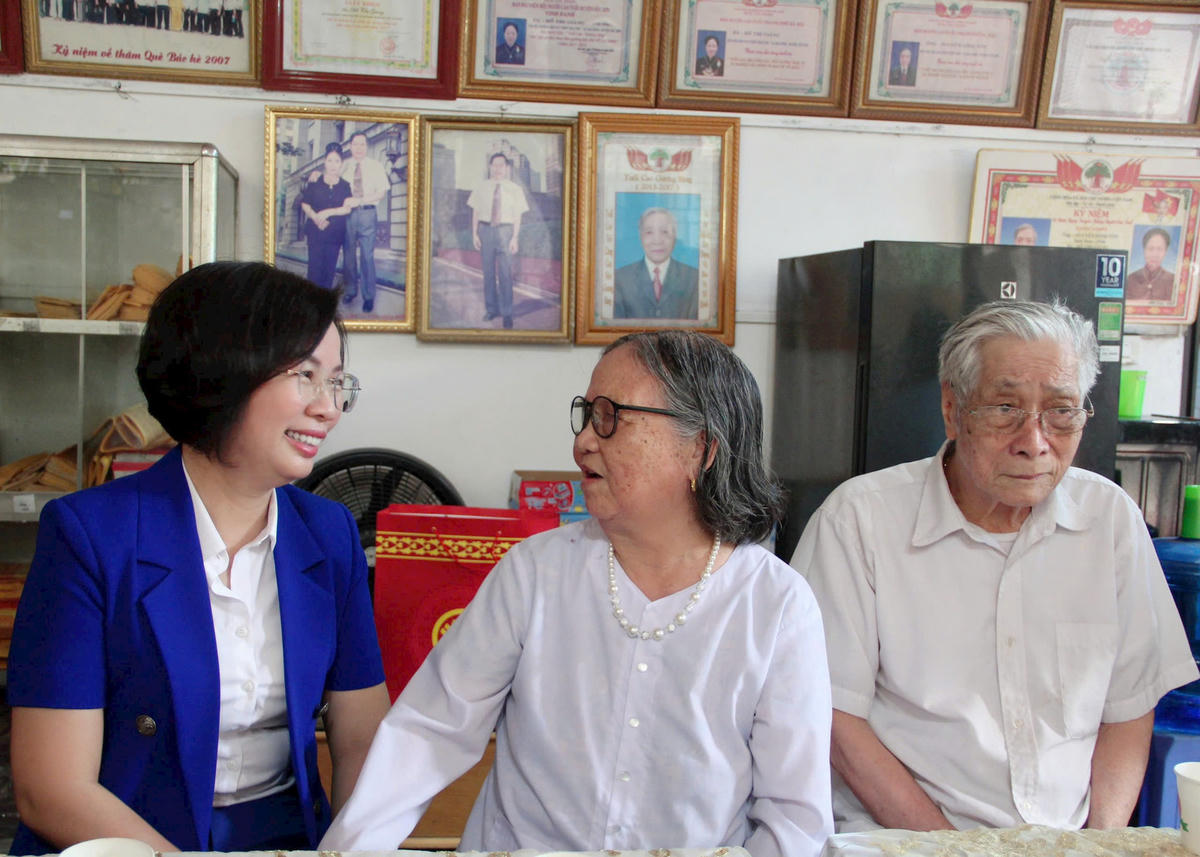 Chủ tịch Ủy ban MTTQ Việt Nam thành phố Hà Nội Bùi Huyền Mai trao quà tới gia đình bà Hồ Thị Giàng và ông Nguyễn Đình Tôn tại thôn Thái Phù. Ảnh: PV