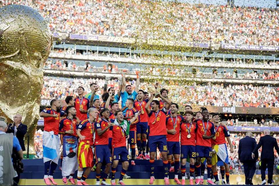 Các cầu thủ đội tuyển Tây Ban Nha nâng cao cúp vô địch World Cup 2026. Nguồn: Reuters.