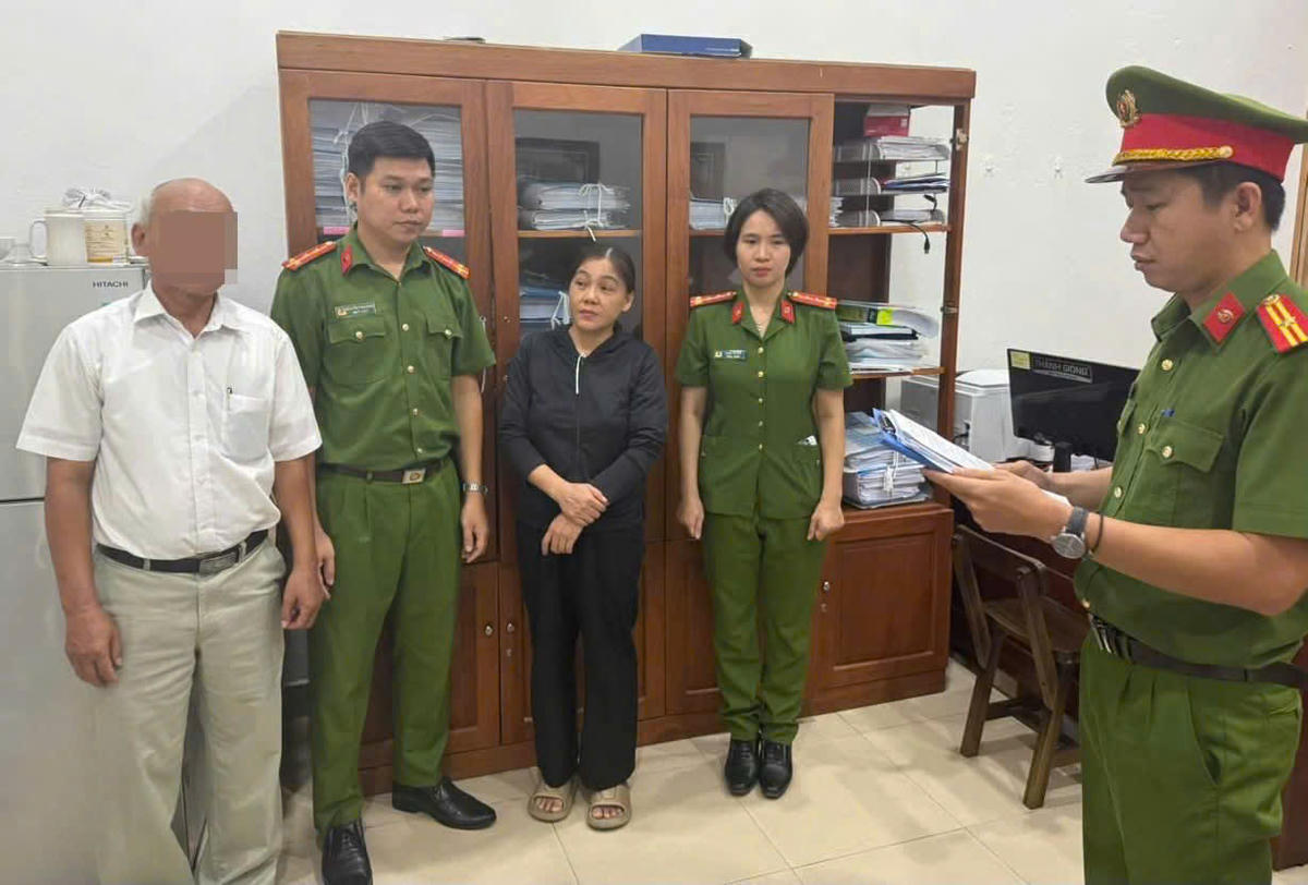 Công an TP Đà Nẵng đọc quyết định bắt đối tượng Nguyễn Thị Thanh Thảo. Ảnh: CA Đà Nẵng.