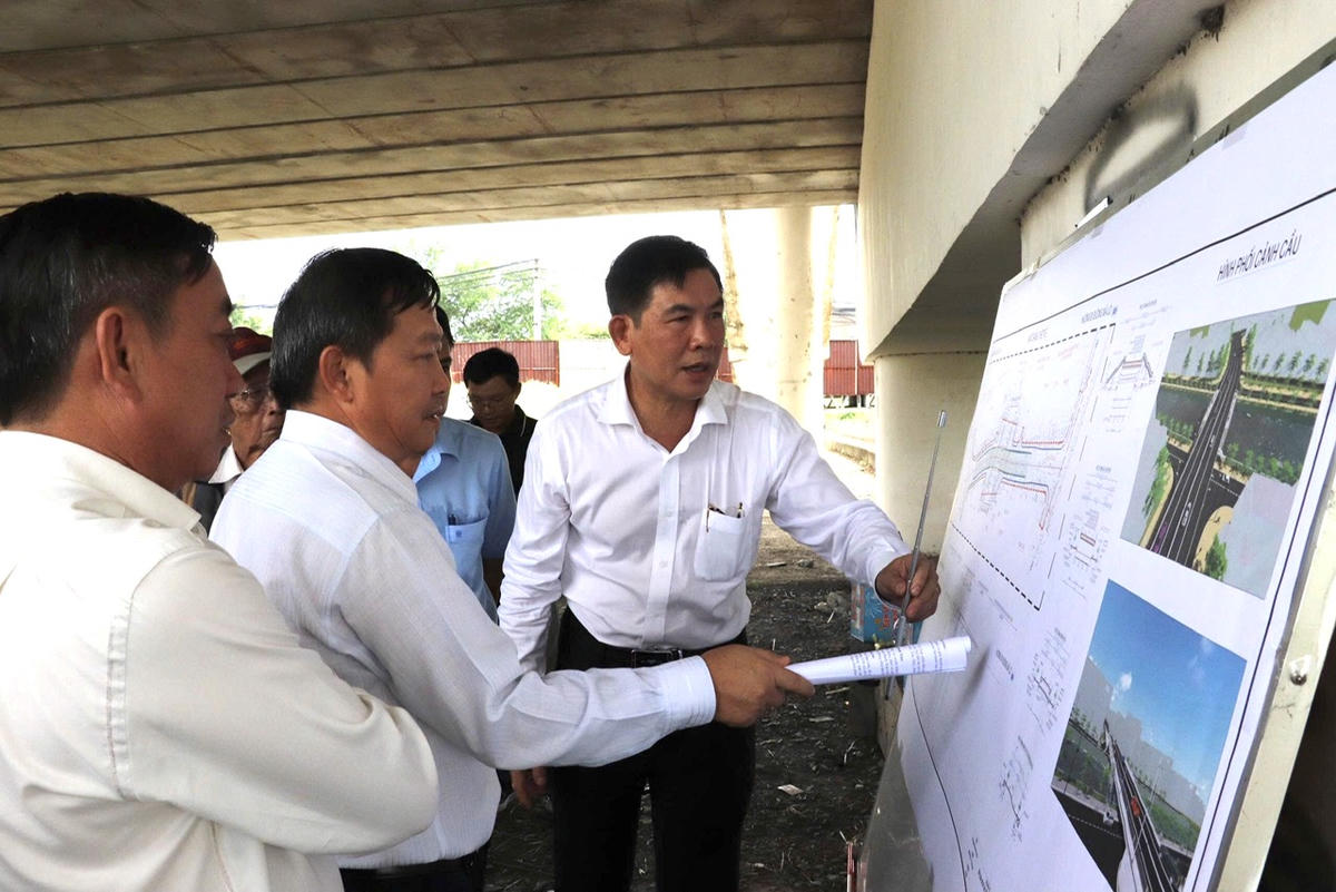 Uỷ ban MTTQ Việt Nam TP Hồ Chí Minh phối hợp với Ban Giám sát đầu tư của cộng đồng phường Bình Tân giám sát một công trình tại địa phương. Ảnh: Q.Định.