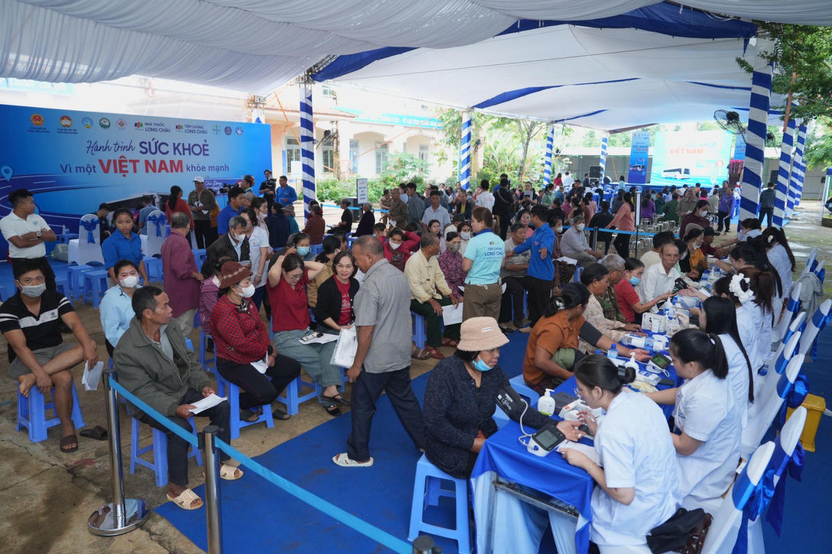 Hơn 1.000 người dân có hoàn cảnh khó khăn được khám bệnh, tư vấn sức khỏe và cấp phát thuốc miễn phí tại chương trình.