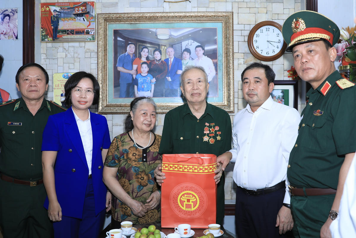 Bí thư Thành ủy Hà Nội Trần Đức Thắng tặng quà thương binh Vũ Đình Hồi. Ảnh: QT