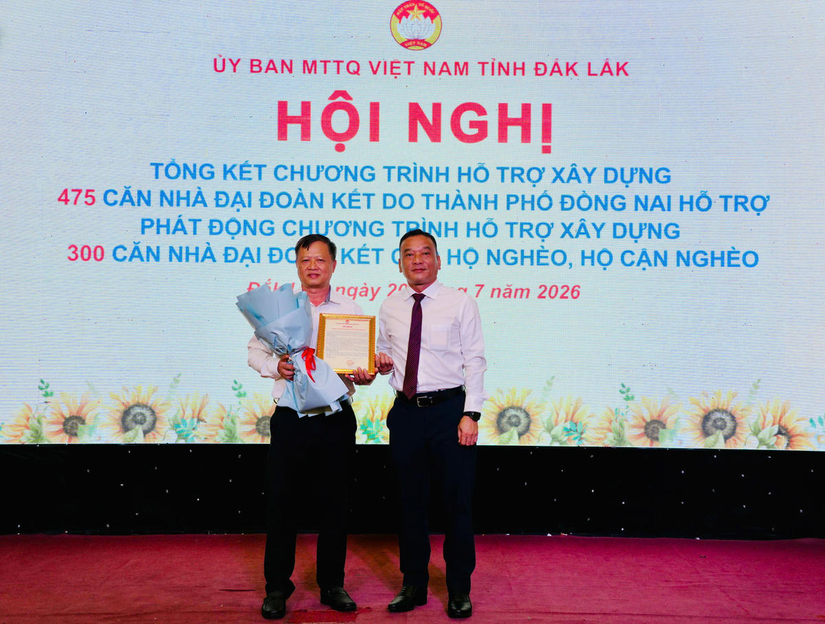 Ông Y Giang Gry Niê Knơng – Ủy viên Đoàn Chủ tịch Ủy ban Trung ương MTTQ Việt Nam, Phó Bí thư Tỉnh ủy, Chủ tịch Ủy ban MTTQ Việt Nam tỉnh Đắk Lắk trao Thư cảm ơn cho Ủy ban Mặt trận Tổ quốc Việt Nam thành phố Đồng Nai. Ảnh: MH.