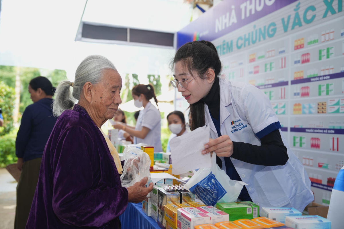 Không chỉ phát thuốc miễn phí, đội ngũ dược sĩ Long Châu còn tư vấn sử dụng thuốc đúng cách, đúng chỉ định cho người dân.