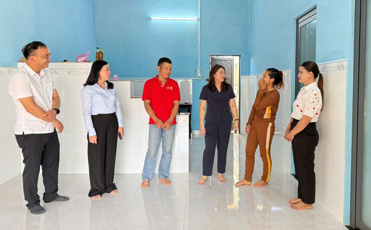 Bà Nguyễn Thị Thu Lan, Phó Chủ tịch Thường trực Ủy ban MTTQ Việt Nam TP Đà Nẵng thăm gia đình ông Nguyễn Văn Nhã, ở xã Trà Leng được hỗ trợ xây mới. Ảnh: Chí Đại.