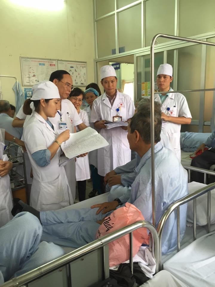 Chủ tịch Hội Đông y Việt Nam Đậu Xuân Cảnh và các y, bác sĩ chăm sóc cho các bệnh nhân.