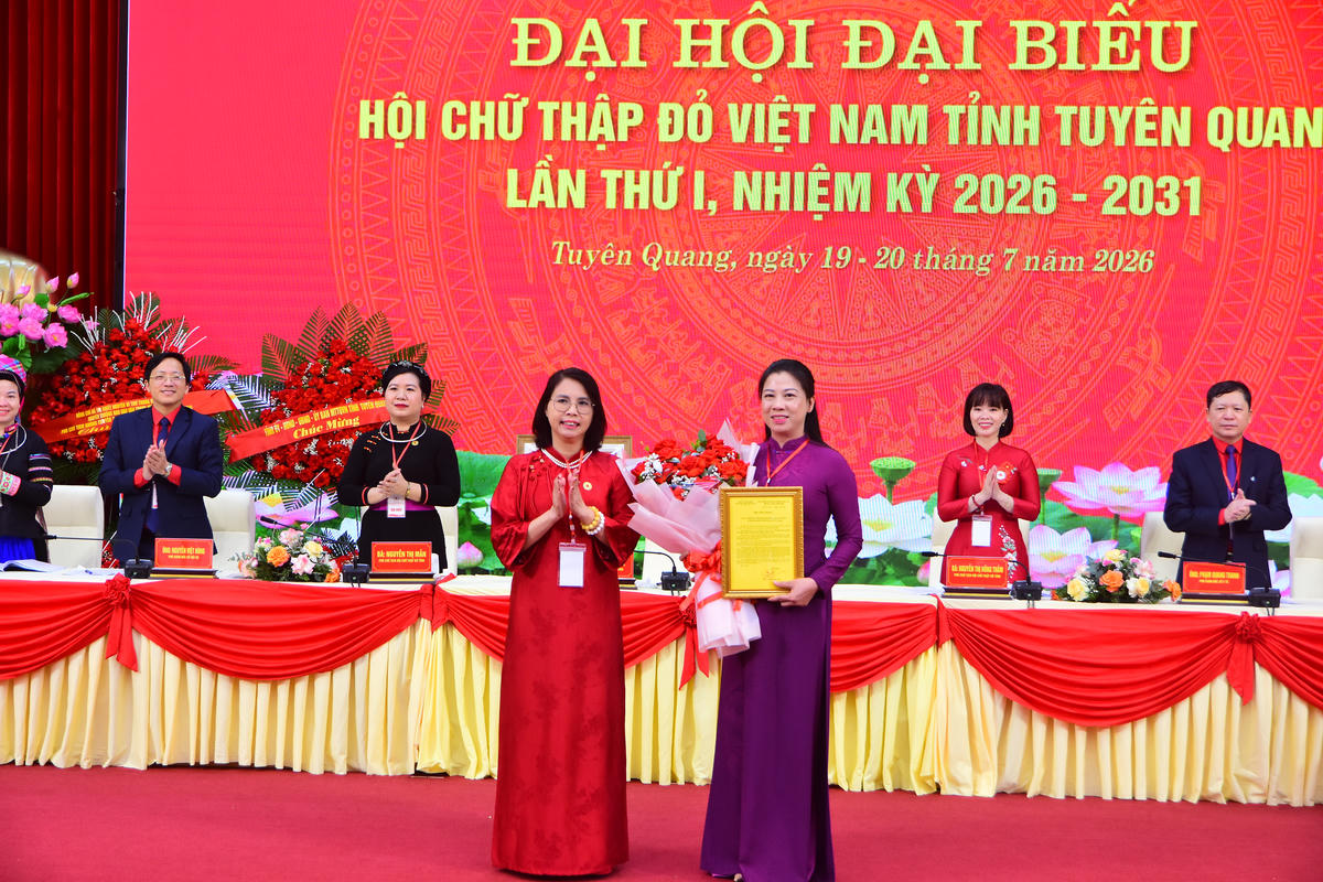 Bà Lê Thị Kim Dung, Phó Bí thư Thường trực Tỉnh ủy, Trưởng đoàn đại biểu Quốc hội tỉnh Tuyên Quang được suy tôn làm Chủ tịch danh dự Hội Chữ thập đỏ tỉnh Tuyên Quang khóa I. Ảnh: Xuân Trường.