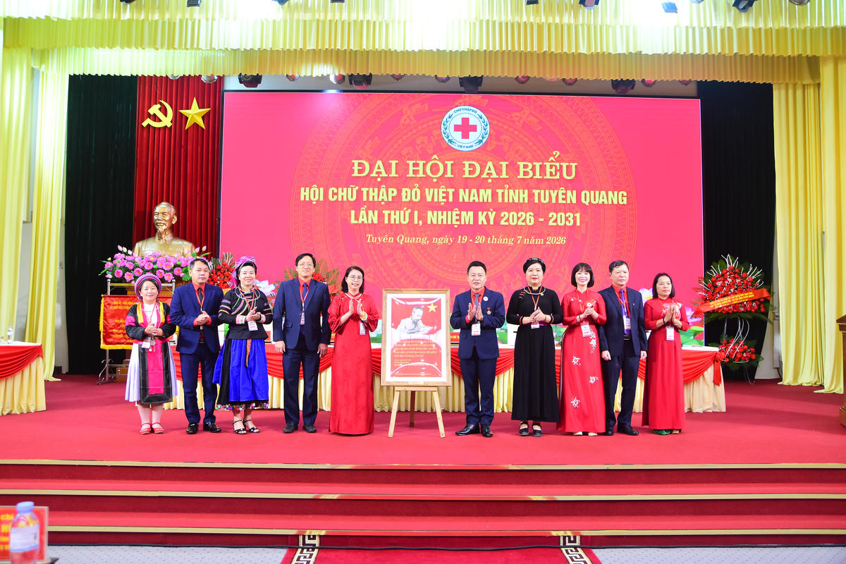 Đại diện Trung ương Hội Chữ thập đỏ Việt Nam chúc mừng và tặng ảnh Bác Hồ cho Đại hội. Ảnh: Xuân Trường.