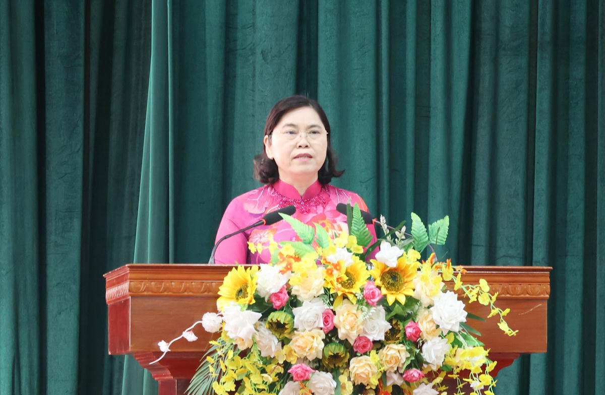 Bà Trần Thị Hằng, Ủy viên Ban thường vụ tỉnh ủy, Phó Chủ tịch HĐND tỉnh báo cáo về tình hình tổ chức và kết quả hoạt động 6 tháng đầu năm, nhiệm vụ trọng tâm 6 tháng cuối năm 2026 của HĐND tỉnh. Ảnh: Văn Đức