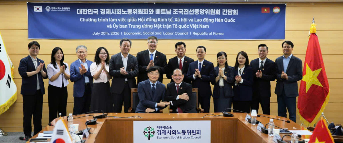 Phó Chủ tịch Hoàng Công Thủy cùng các đại biểu tham dự Hội đàm.