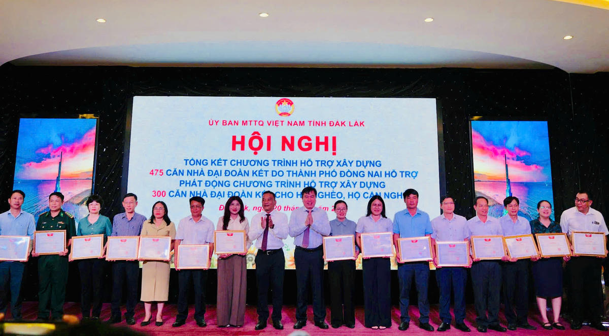 Lãnh đạo Ủy ban Mặt trận Tổ quốc Việt Nam tỉnh Đắk Lắk trao tặng Bằng khen cho 13 tập thể và 2 cá nhân có thành tích tiêu biểu xuất sắc trong công tác hỗ trợ xây dựng nhà Đại đoàn kết. Ảnh: MH.
