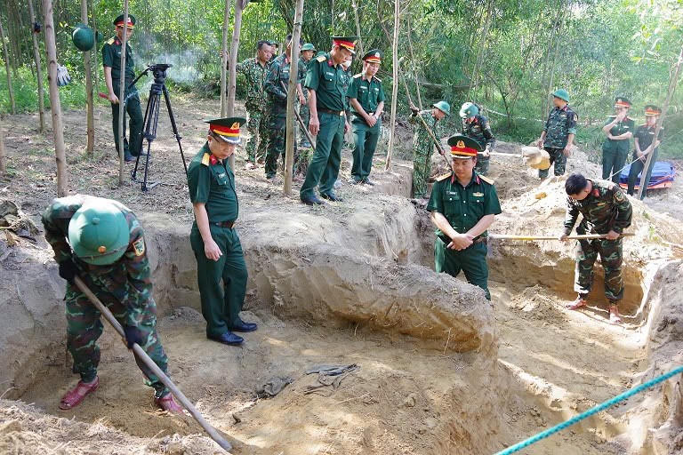 Các lực lượng tổ chức tìm kiếm, quy tập hài cốt liệt sĩ ở khu vực Câu Nhi. Ảnh: Xuân Diện