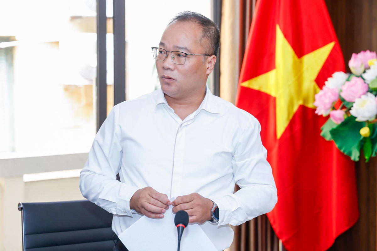 Phó Tổng Biên tập Nguyễn Đăng Khang trình bày báo cáo sơ kết công tác 6 tháng đầu năm và phương hướng, nhiệm vụ 6 tháng cuối năm 2026. Ảnh: Quang Vinh.