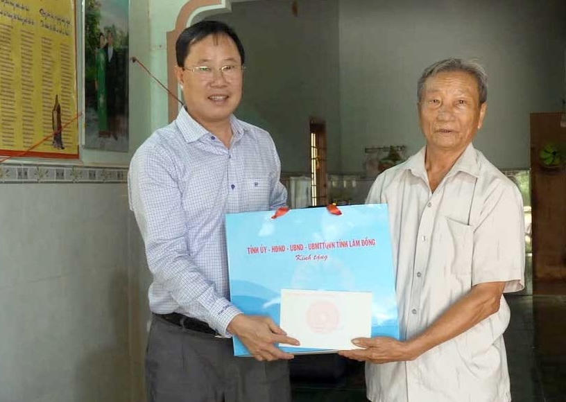 Ông Phạm Triều, Phó Chủ tịch Thường trực Ủy ban MTTQ Việt Nam tỉnh Lâm Đồng, trao quà cho các hộ gia đình chính sách.