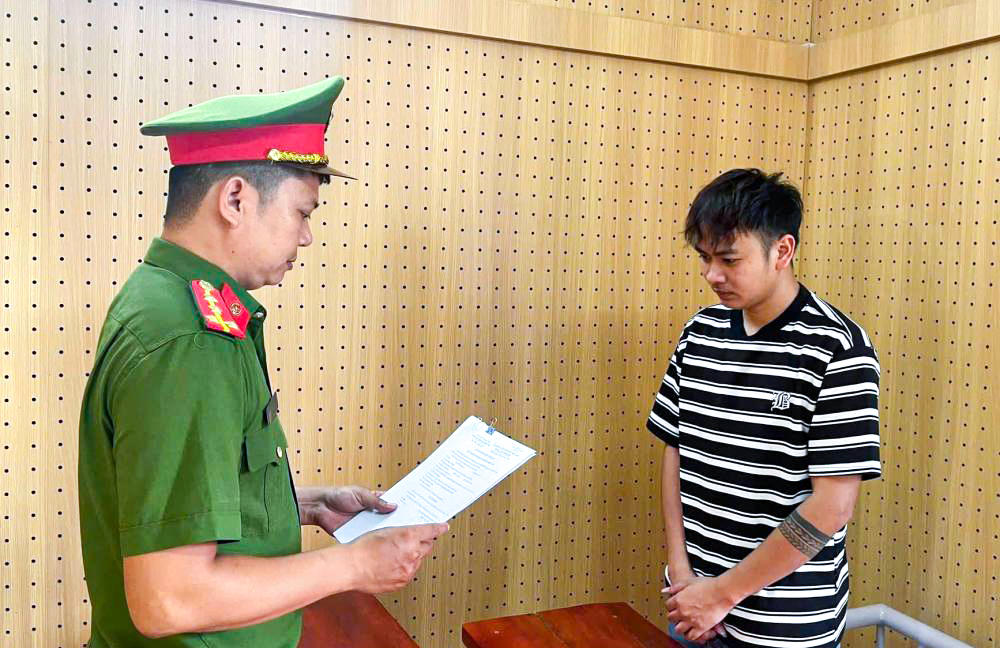 Cơ quan Cảnh sát điều tra công bố quyết định khởi tố đối với Trần Đình Hoàng. Ảnh: CAHT