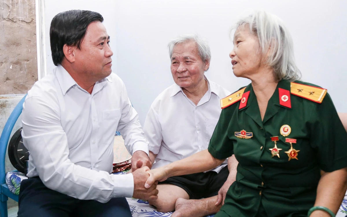 Ông Lâm Đông, Phó Bí thư Tỉnh ủy, Chủ tịch HĐND tỉnh Khánh Hòa, thăm hỏi đời sống của gia đình thương binh Nguyễn Tấn Hùng.