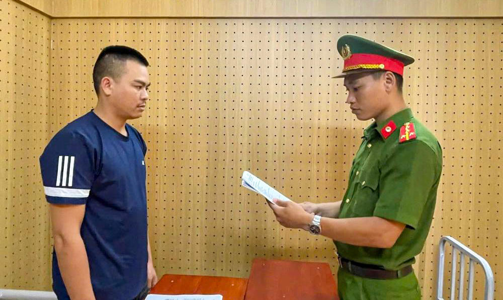 Cơ quan Cảnh sát điều tra công bố quyết định khởi tố đối với Bùi Công Dũng. Ảnh: CAHT