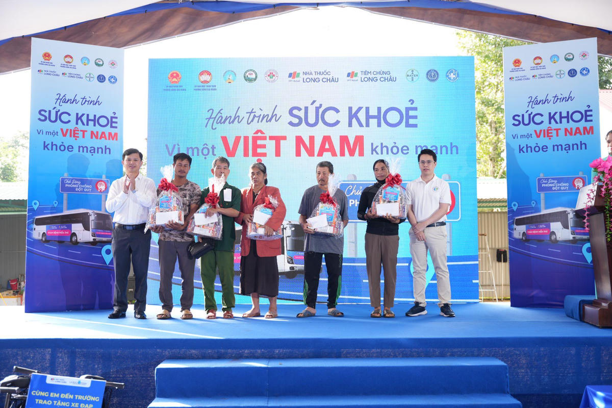 Long Châu tầm soát đột quỵ miễn phí cho hơn 1.000 người dân Lâm Đồng
