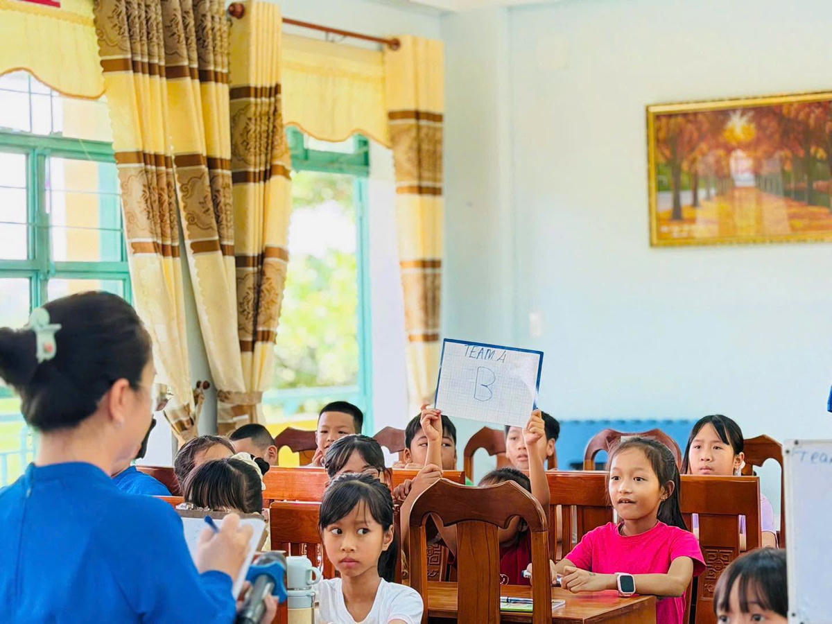 Lớp học tiếng Anh của những “gia sư áo xanh”