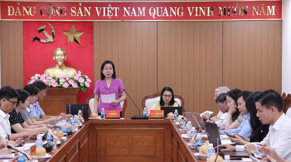 Bà Hà Hồng Hạnh, Phó Trưởng Ban Tuyên giáo và Dân vận Tỉnh ủy Khánh Hòa, phát biểu tại buổi tọa đàm.