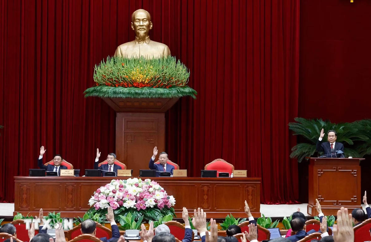 Các đại biểu biểu quyết thông qua chương trình Hội nghị. (Ảnh: Thống Nhất/TTXVN)