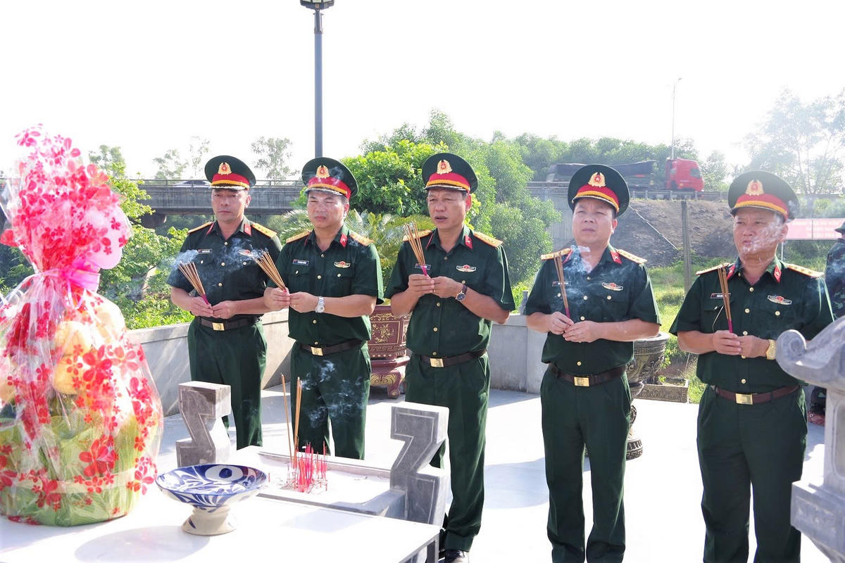 Đoàn công tác Bộ CHQS tỉnh Quảng Trị đã thành kính dâng hương, dâng hoa tưởng niệm các anh hùng liệt sĩ tại Đền thờ Liệt sĩ Trung đoàn 88, Sư đoàn 308 ở khu vực Câu Nhi. Ảnh: Xuân Diện.