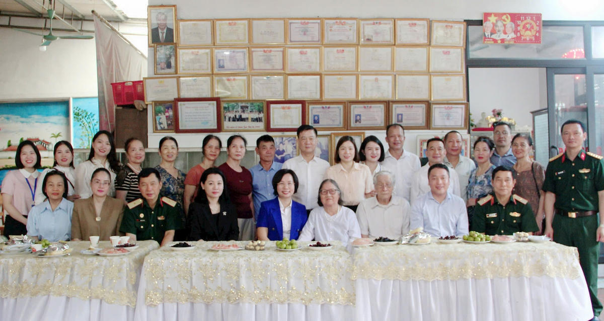 Đoàn công tác chụp ảnh lưu niệm cùng gia đình chính sách. Ảnh: PV