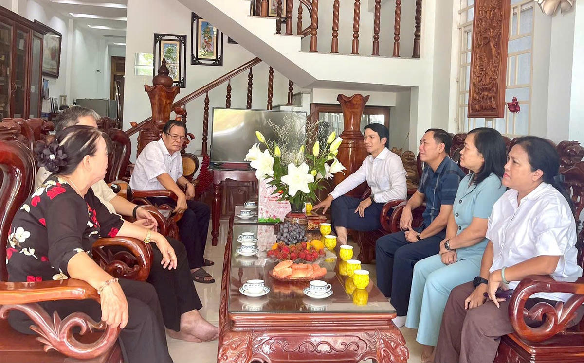 ông Nguyễn Ngọc Lương, Chủ tịch Ủy ban MTTQ Việt Nam tỉnh Gia Lai trò chuyện với gia đình chính sách trên địa bàn tỉnh Gia Lai. Ảnh: Đình Sang.
