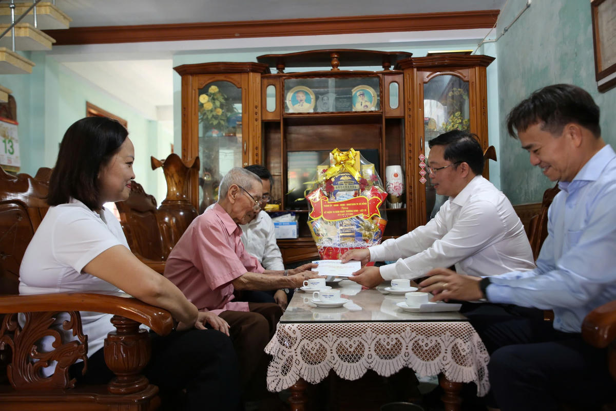 Chủ tịch Ủy ban MTTQ Việt Nam TP Đà Nẵng Lê Trí Thanh thăm hỏi, động viên ông Lê Tú. Ảnh: CĐ.