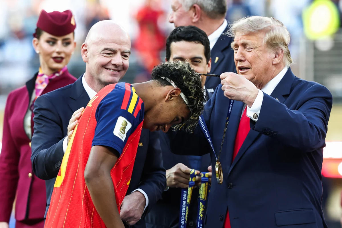 Tổng thống Mỹ Donald Trump trao huy chương Vàng cho Yamal. Nguồn: Getty Images.
