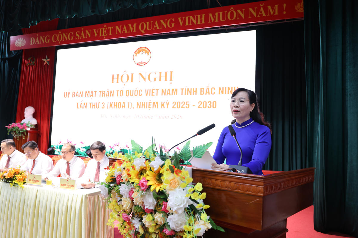 Bà Nguyễn Thị Hà, Uỷ viên Ban thường vụ tỉnh uỷ, Bí thư Đảng uỷ MTTQ, Chủ tịch UBMTTQ tỉnh Bắc Ninh phát biểu tại hội nghị. Ảnh: Văn Đức
