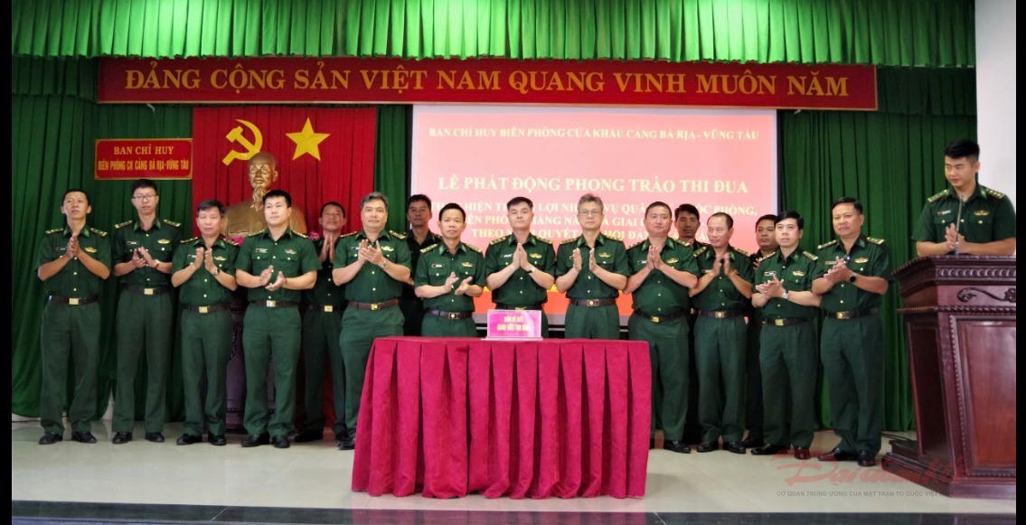 Các đơn vị thuộc Ban Chỉ huy Biên phòng cửa khẩu cảng Bà Rịa - Vũng Tàu ký kết giao ước thi đua. Ảnh: Quang Anh.