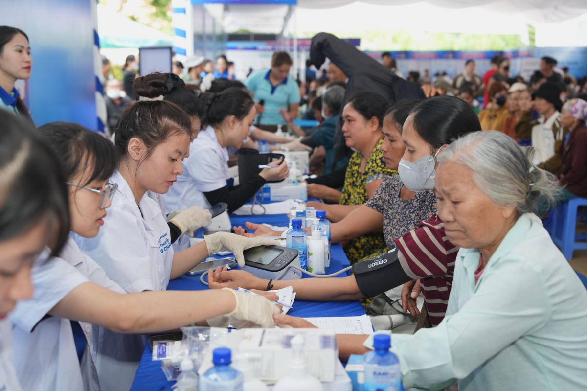 Chương trình "Hành trình sức khỏe vì một Việt Nam khỏe mạnh" hưởng ứng tinh thần Nghị quyết 72-NQ/TW của Bộ Chính trị, nâng cao chăm sóc và bảo vệ sức khỏe người dân.