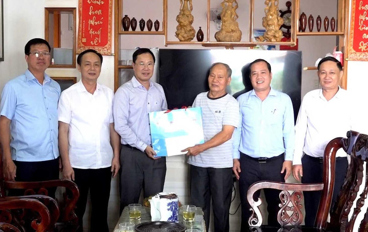 Ông Phạm Triều, Phó Chủ tịch Thường trực Ủy ban MTTQ Việt Nam tỉnh Lâm Đồng cùng Đoàn công tác thăm, tặng quà thương binh Trần Văn Hiếu, xã Krông Nô (tỉnh Lâm Đồng).