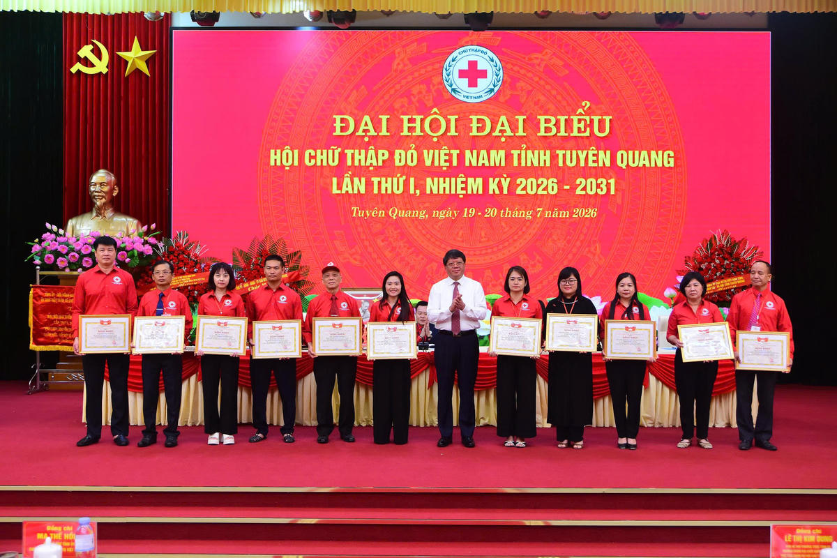 Lãnh đạo Ủy ban MTTQ Việt Nam tỉnh Tuyên Quang tặng Bằng khen cho các tập thể và cá nhân có thành tích xuất sắc. Ảnh: Xuân Trường.
