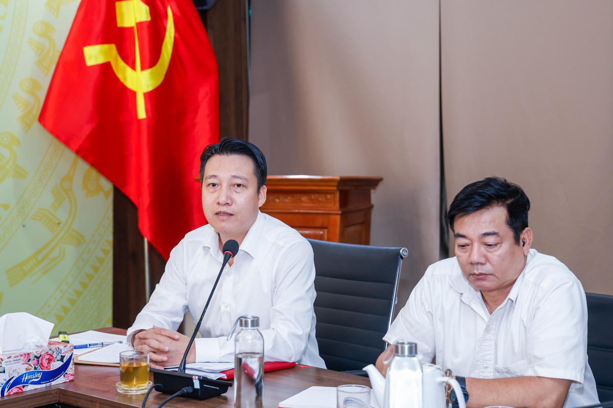 Phó Tổng Biên tập Nguyễn Văn Dũng phát biểu tại hội nghị. Ảnh: Quang Vinh.
