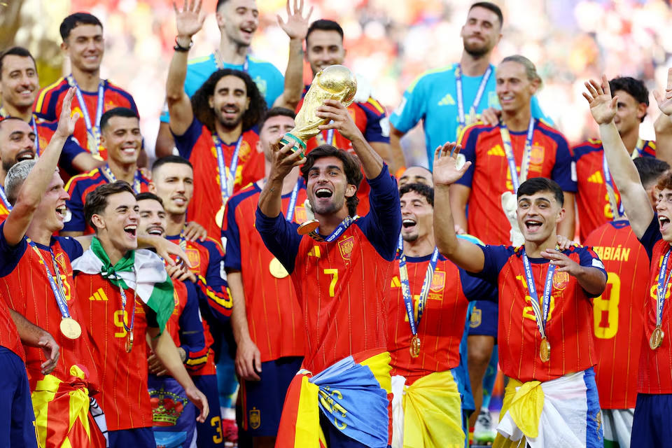 Ferran Torres của Tây Ban Nha cùng các đồng đội nâng cao cúp vô địch trong lễ trao giải. Nguồn: Reuters.
