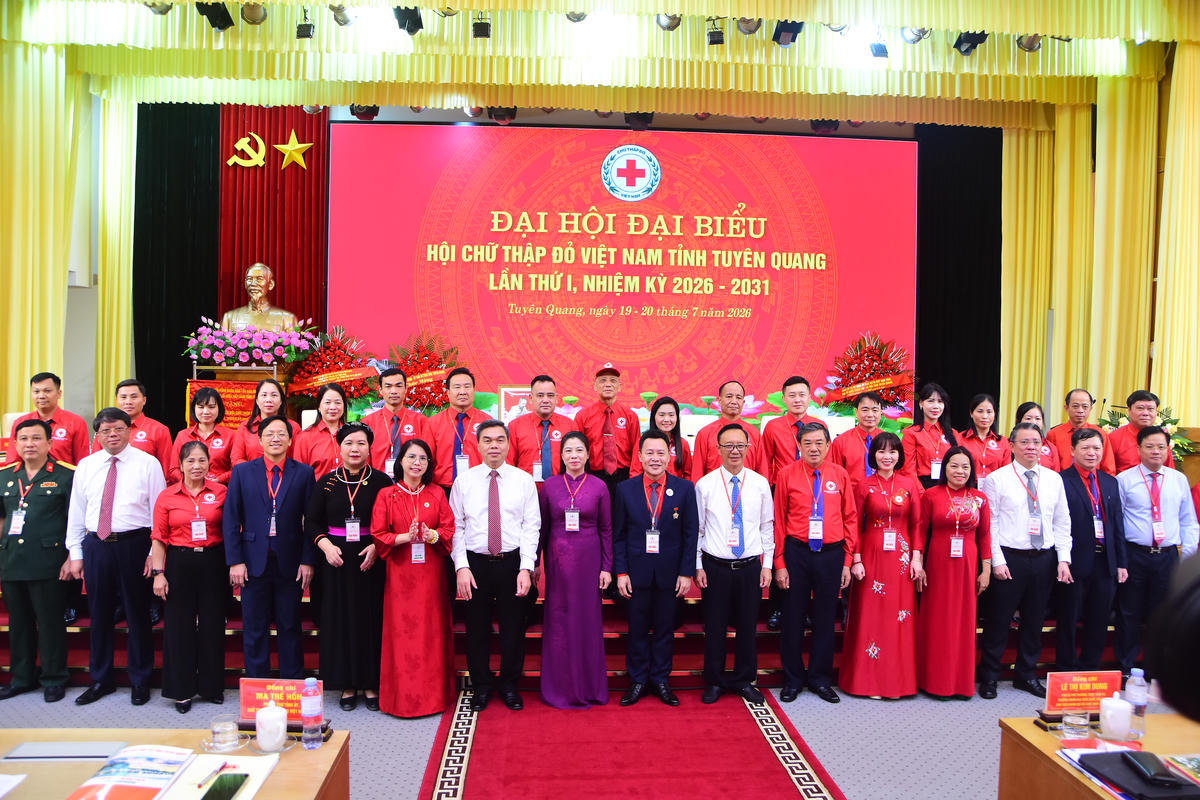 Lãnh đạo Tỉnh ủy, UBND, Ủy ban MTTQ Việt Nam tỉnh Tuyên Quang chụp ảnh lưu niệm cùng Ban Chấp hành Hội Chữ thập đỏ tỉnh Tuyên Quang khóa I. Ảnh: Xuân Trường.