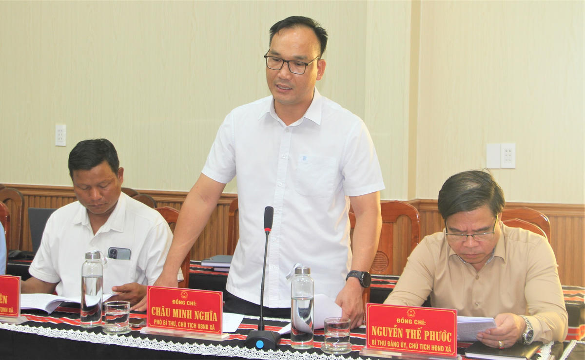 Ông Châu Minh Nghĩa, Chủ tịch UBND xã Trà Leng báo cáo với đoàn công tác Ủy ban MTTQ Việt Nam TP Đà Nẵng. Ảnh: Nguyễn Tín.