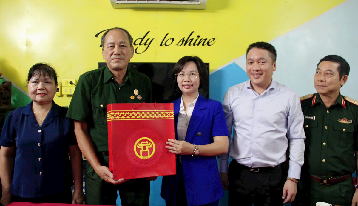 Chủ tịch Ủy ban MTTQ Việt Nam thành phố Hà Nội Bùi Huyền Mai cùng các thành viên đoàn công tác trao quà gia đình ông Ngô Văn Tần, tại thôn Đông. Ảnh: