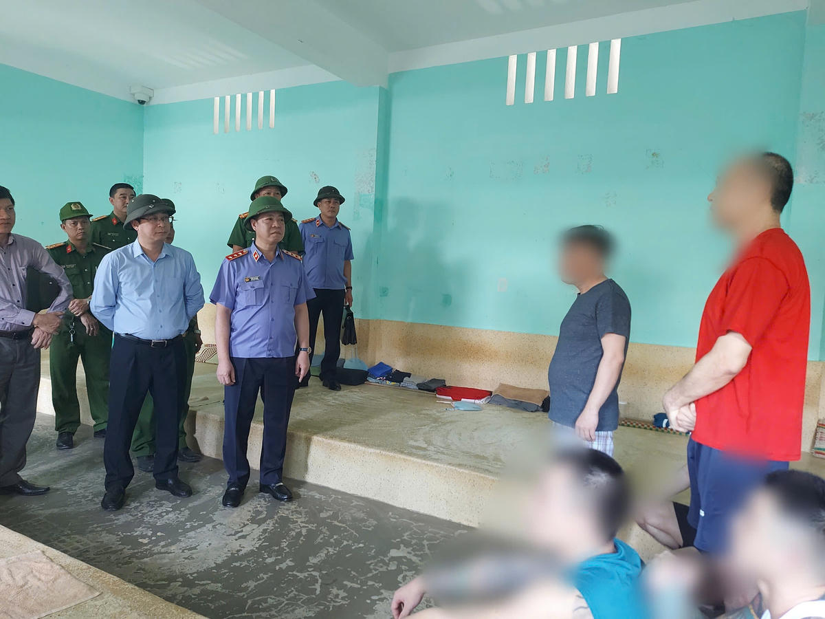Phó Chủ tịch Ủy ban Trung ương MTTQ Việt Nam Cao Xuân Thạo và Phó Viện trưởng Viện KSND tối cao Trần Hải Quân kiểm tra, giám sát việc chấp hành pháp luật trong công tác tạm giữ, tạm giam tại Gia Lai. Ảnh: QA.