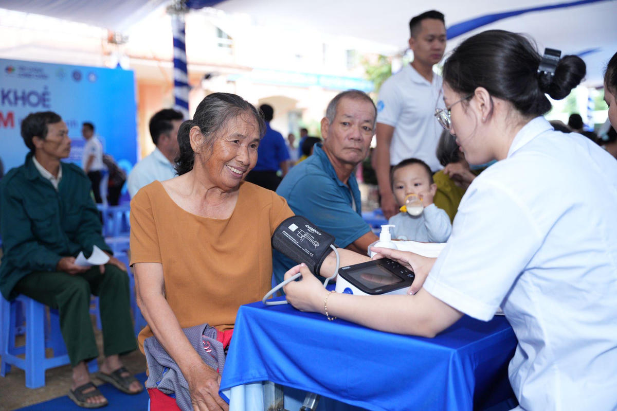 Các chuyên viên y tế hỗ trợ người dân kiểm tra nhiều chỉ số sức khỏe quan trọng.