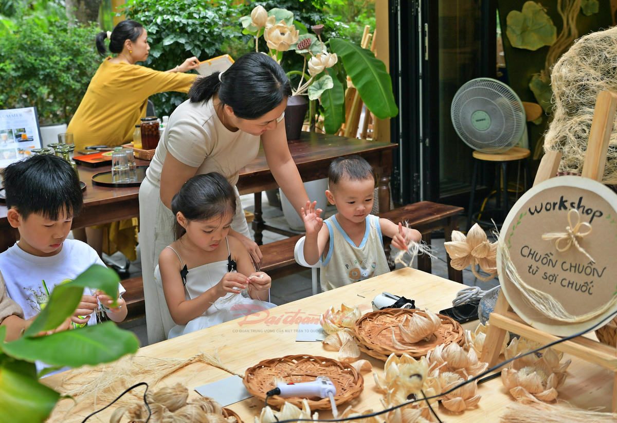 Các em nhỏ thích thú khi được tự tay lựa chọn những sợi chuối khô và làm ra những sản phẩm mình yêu thích.