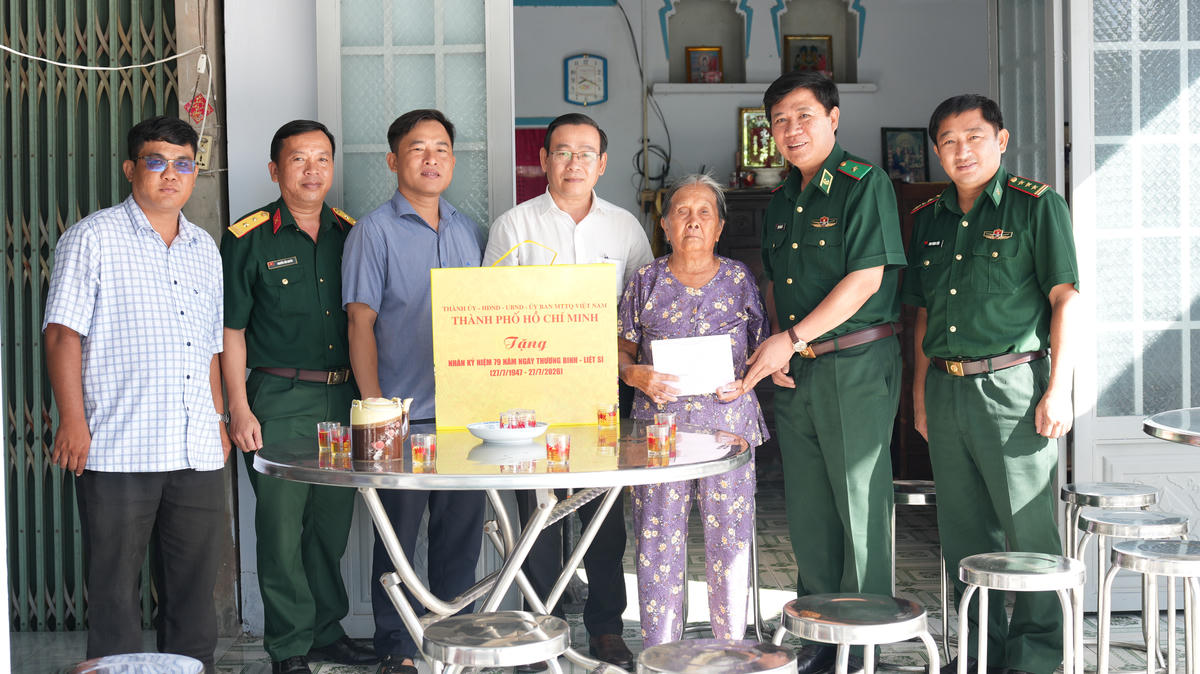 Thiếu tướng Trần Thanh Đức, Phó Tư lệnh Bộ Tư lệnh TPHCM thăm, tặng quà bà Lê Thị Mép, thương binh hạng 2/4, tại xã Thái Mỹ (TPHCM) ngày 21/7. Ảnh: TL.