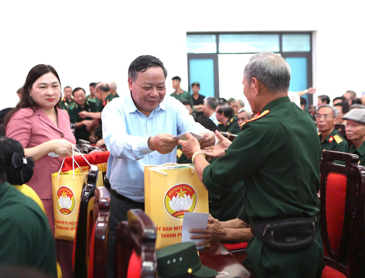 Ông Nguyễn Văn Phong, Phó Bí thư Thành ủy Hà Nội tặng quà cho các CCB tiêu biểu. Ảnh: PV