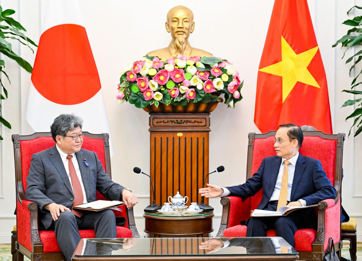 Bộ trưởng Lê Hoài Trung tiếp quyền Tổng Thư ký Đảng Dân chủ Tự do Nhật Bản