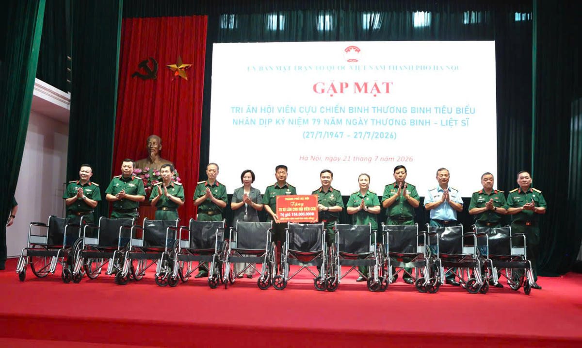 Lãnh đạo thành phố Hà Nội tặng xe lăn cho các hội viên Hội Cựu chiến binh. Ảnh: PV